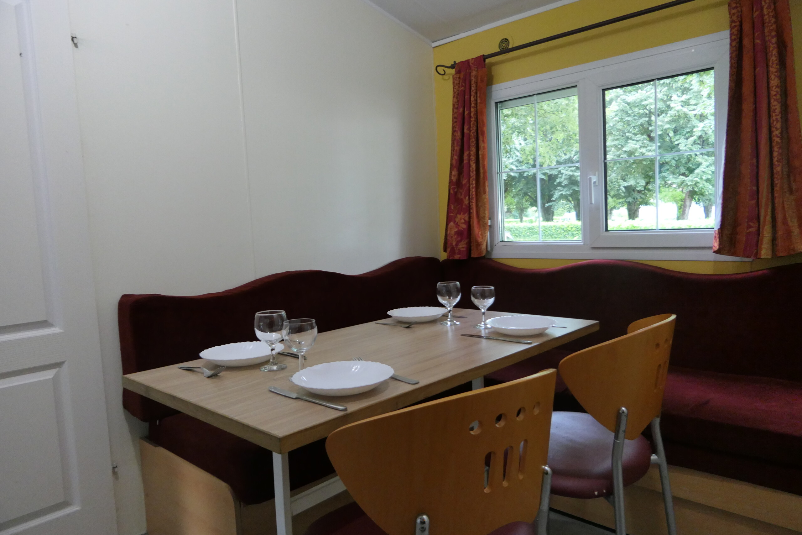 Espace repas - Mobil-home du camping de montbard