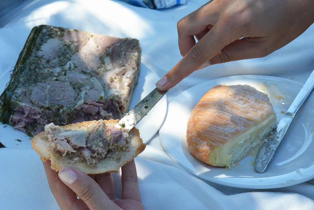 Gastronomie en Bourgogne, jambon persillé et Époisses