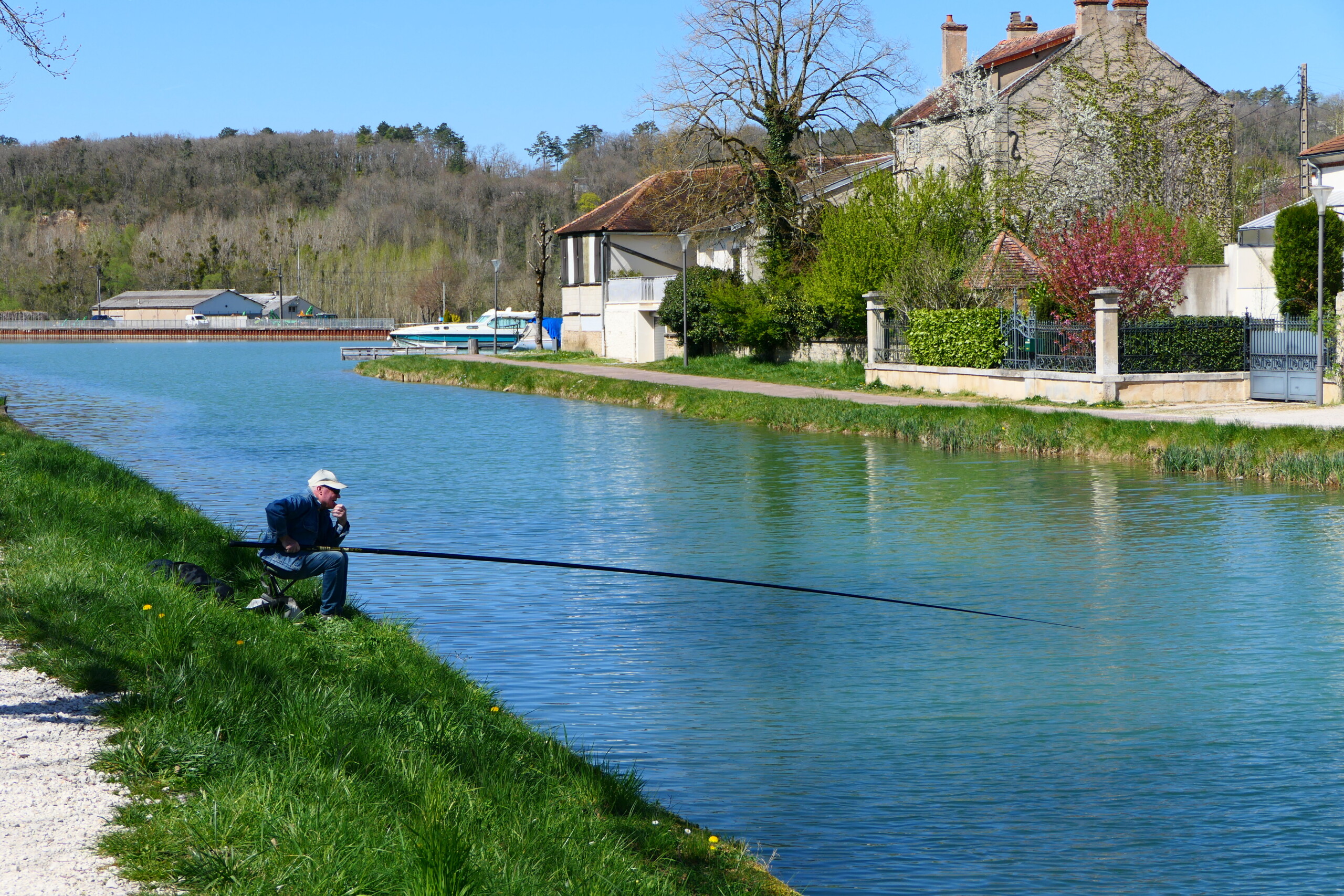 Loisirs au bord du canal de Bourgogne