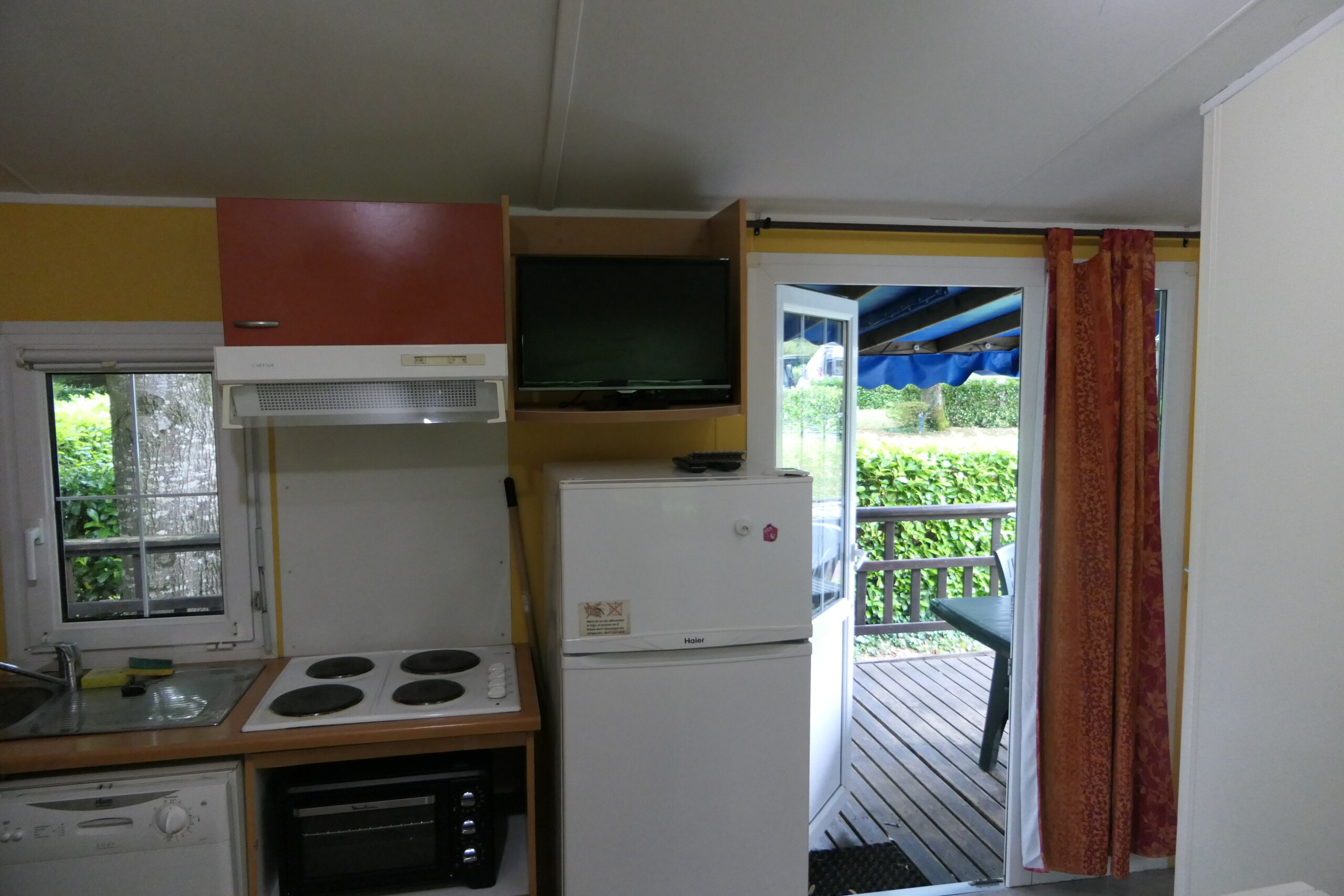 Camping municipal*** - Espace repas d'un mobil-home